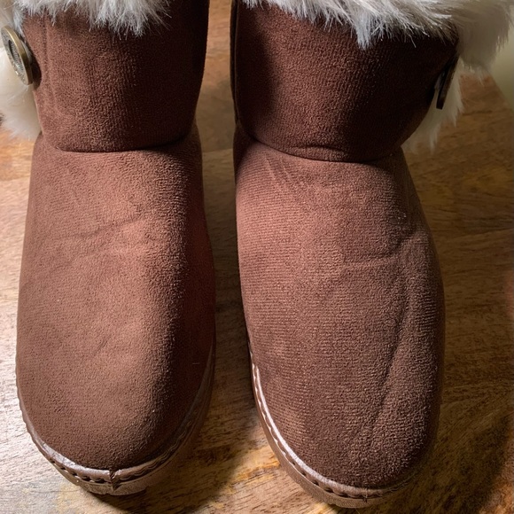 NWNT Girls size 3.5 fur lined boots. - Picture 4 of 9